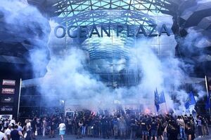 Націоналісти влаштували фаєр-шоу біля входу в торговий центр