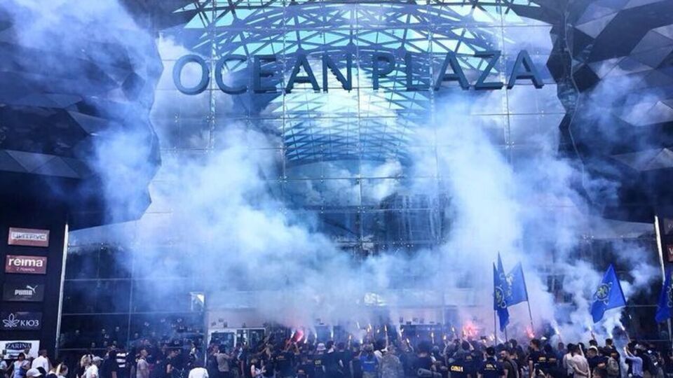 Націоналісти влаштували фаєр-шоу біля входу в торговий центр