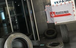 Активісти завалили шинами вхід в "Укравтодор"