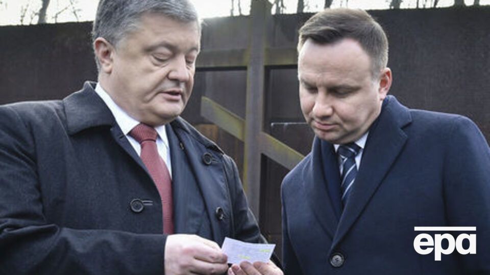 Порошенко и Дуда 8 июля раздельно почтят память жертв Волынской трагедии, сообщил источник "Укринформа"