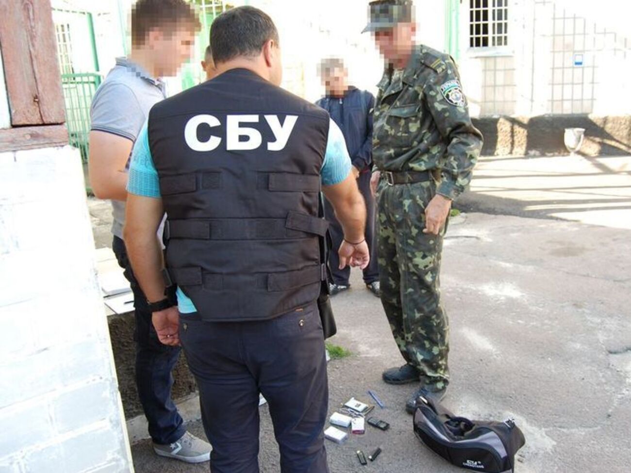 Працівника СІЗО затримали під час спроби пронести метадон, амфетамін, опій і канабіс