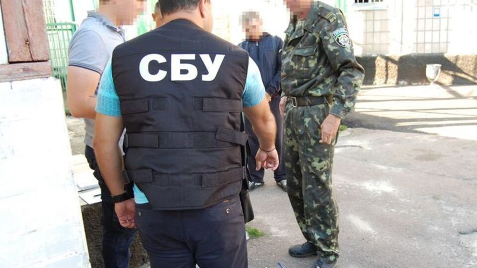 Працівника СІЗО затримали під час спроби пронести метадон, амфетамін, опій і канабіс