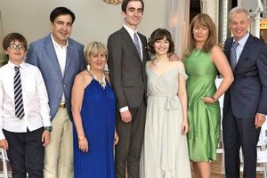 На фото (слева направо): Сын Саакашвили Николз, Михаил Саакашвили с матерью, Эдуард Саакашвили и Адина Мельвус-Петрус, супруга Саакашвили Сандра Рулофс с отцом