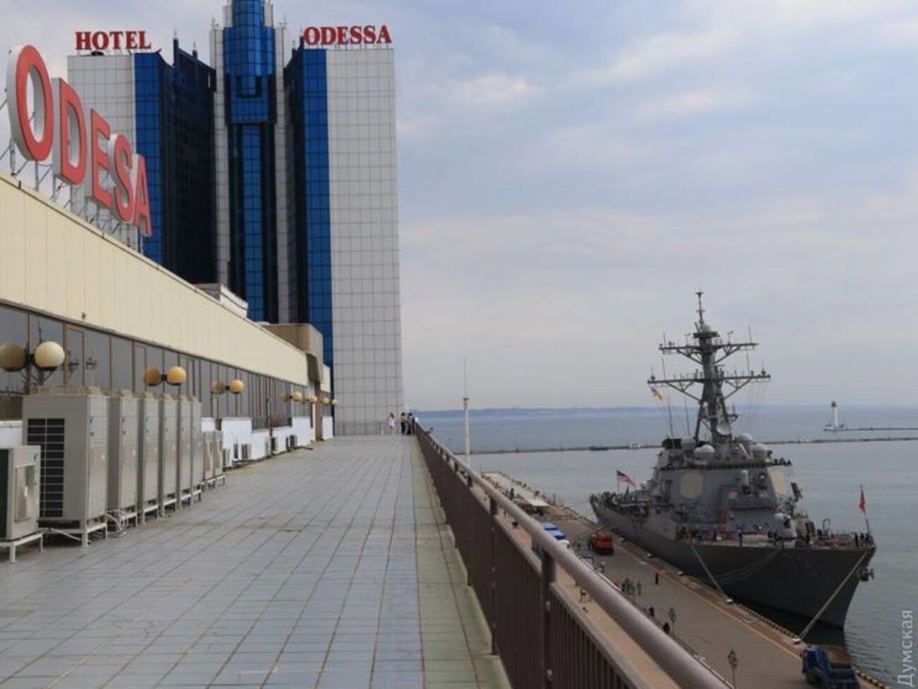 Американский ракетный эсминец USS&nbsp;Porter DDG&nbsp;78 у причала морского вокзала в Одессе