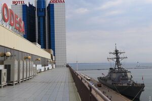 Американский ракетный эсминец USS Porter DDG 78 у причала морского вокзала в Одессе