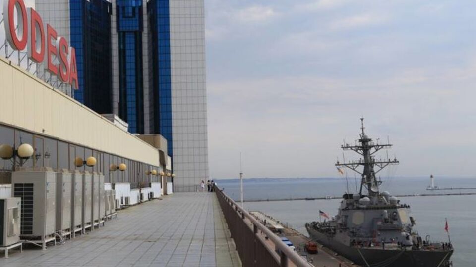 Американский ракетный эсминец USS Porter DDG 78 у причала морского вокзала в Одессе