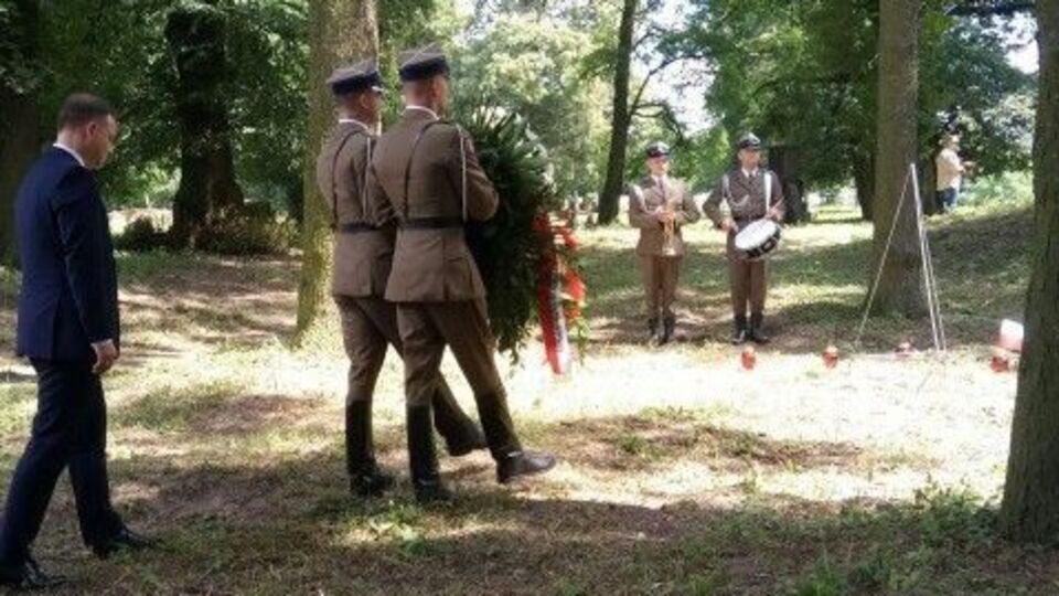 Дуда відвідав кладовище в Олиці