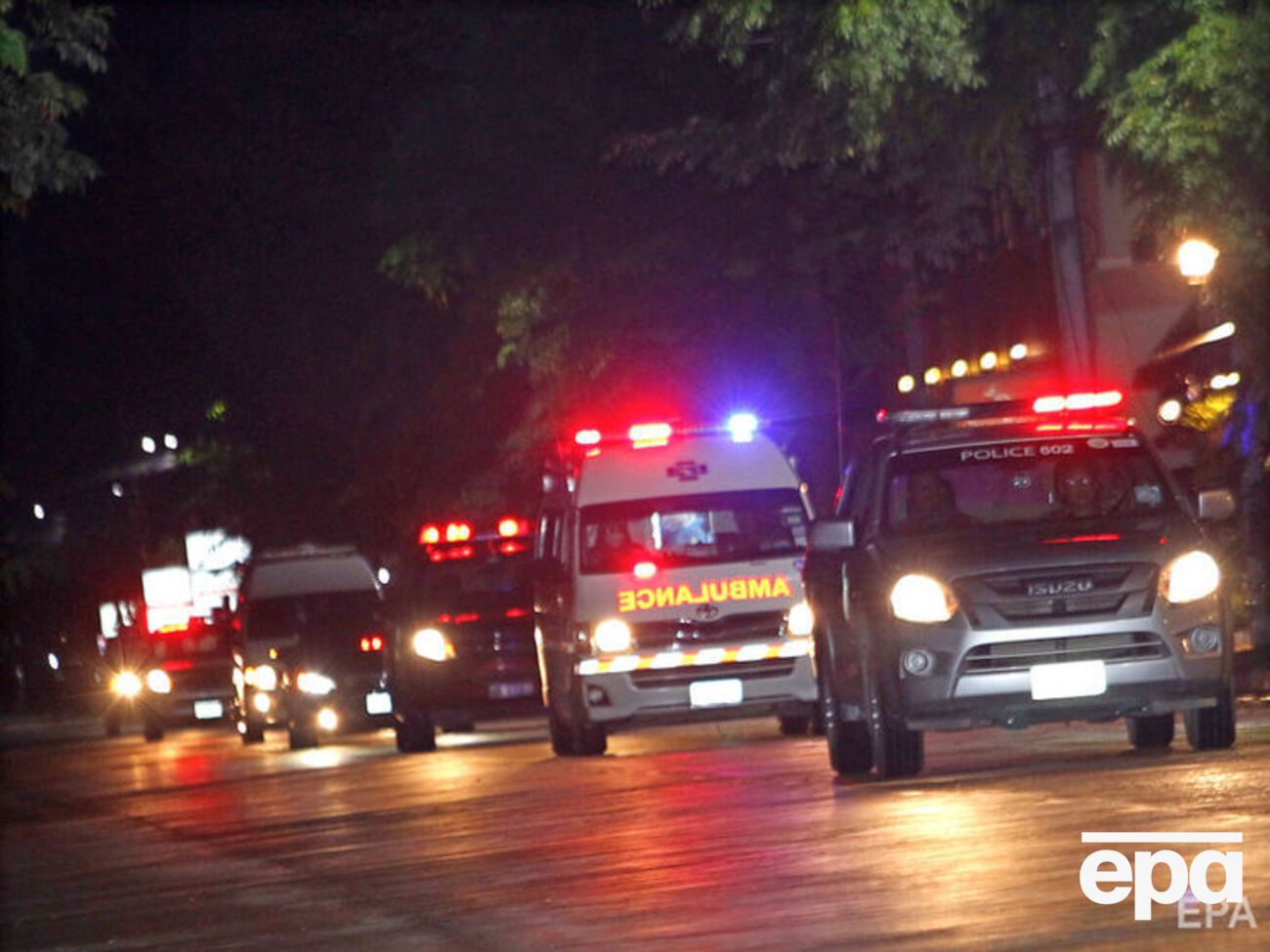 Спасенных из пещеры детей отвезли в больницу