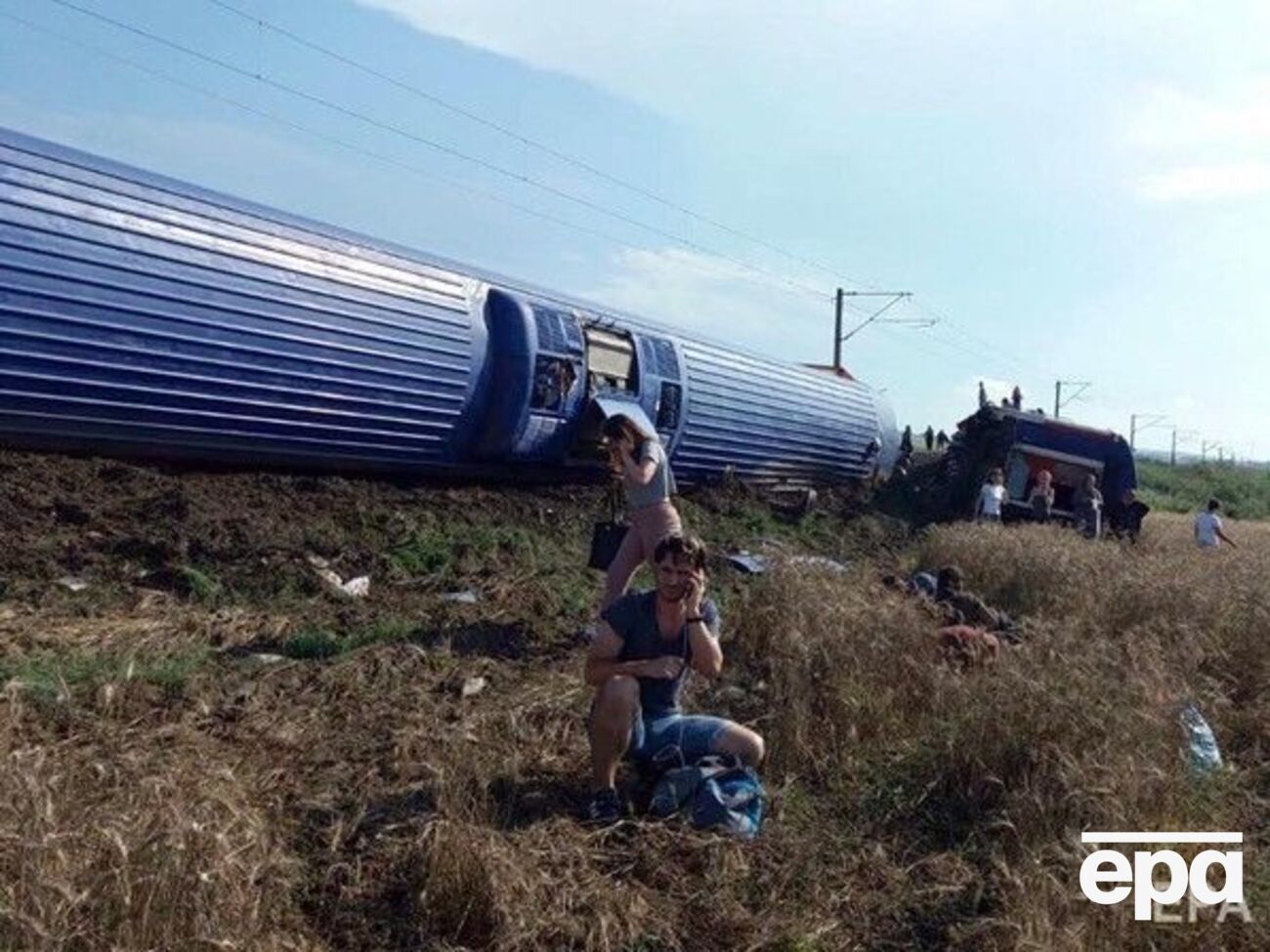 Несколько вагонов поезда перевернулись