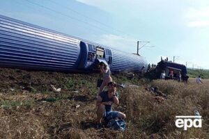 Несколько вагонов поезда перевернулись