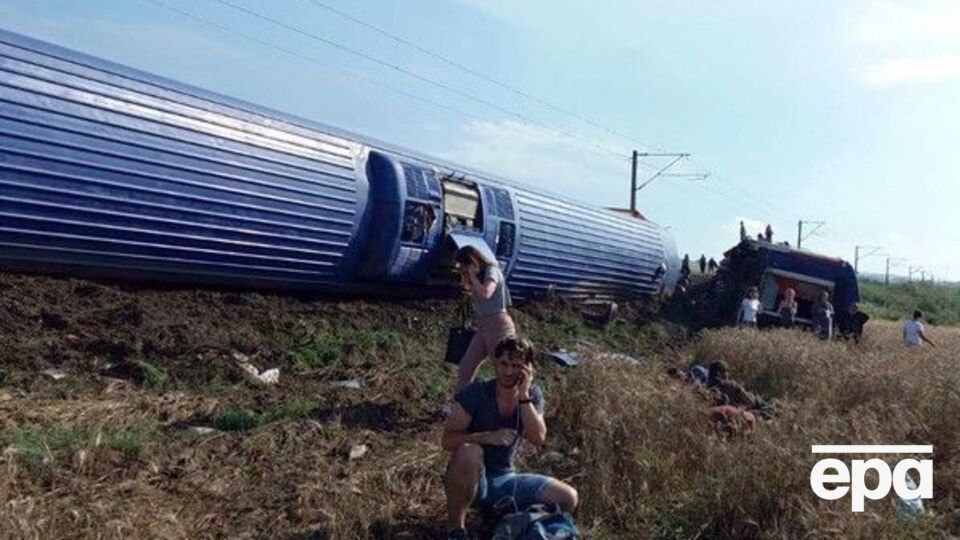 Кілька вагонів поїзда перекинулося