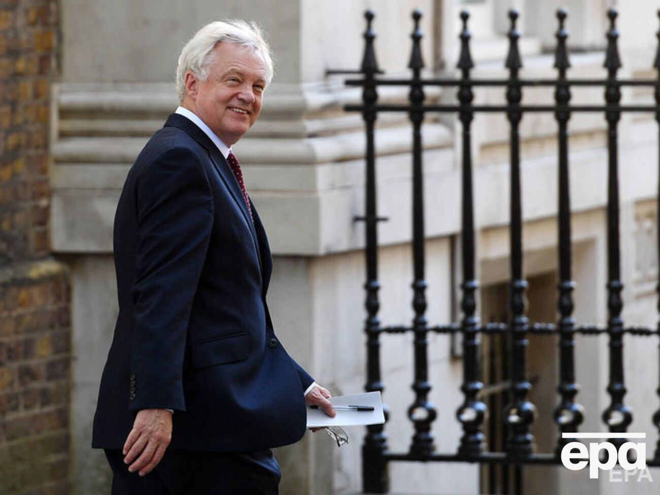 Дэвис ушел в отставку