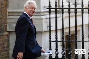 Девіс пішов у відставку