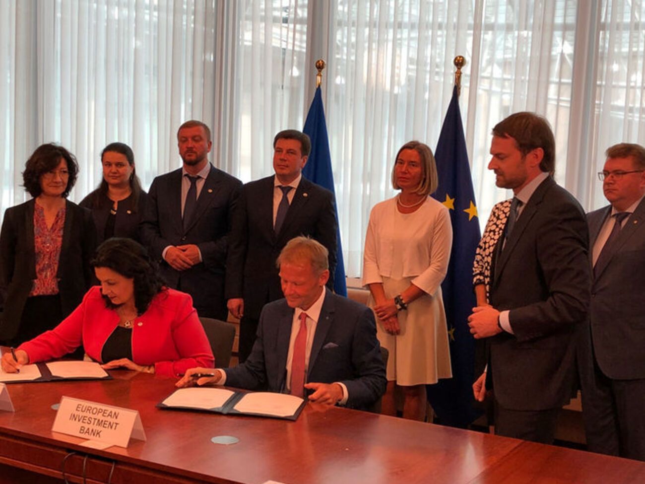 Угоду підписали віце-прем'єр-міністр України Іванна Климпуш-Цинцадзе та&nbsp;віце-президент ЄІБ Вазіл Гудак