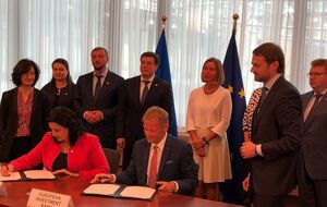 Угоду підписали віце-прем'єр-міністр України Іванна Климпуш-Цинцадзе та віце-президент ЄІБ Вазіл Гудак