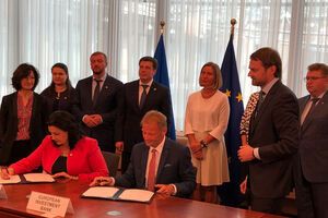 Угоду підписали віце-прем'єр-міністр України Іванна Климпуш-Цинцадзе та віце-президент ЄІБ Вазіл Гудак