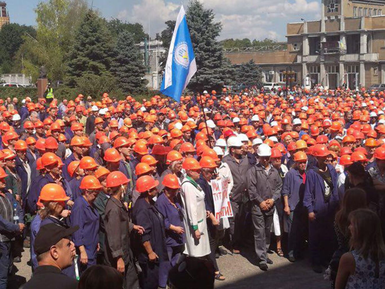 У мітингу на "ДніпроАзоті" взяло участь приблизно 4 тис. працівників підприємства, повідомляє прес-служба СПУ