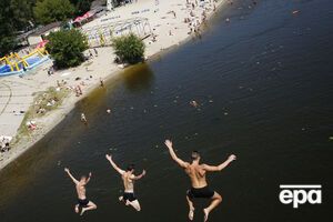 На столичних пляжах вивісили "жовтий прапор"