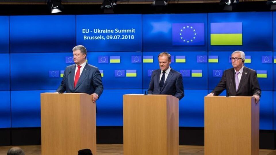 Порошенко (на фото слева) заявил, что инициатива о "патронаже" поможет восстановить регион