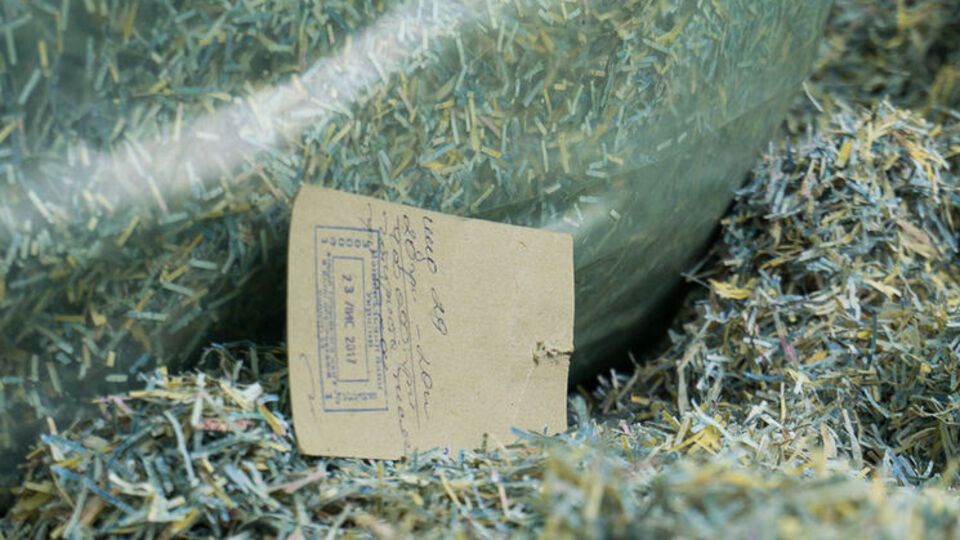 К мешкам прикреплены бирки с печатью НБУ