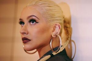 Агилера показала бюст