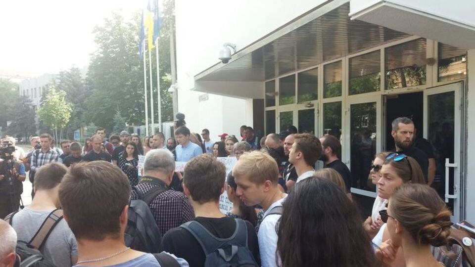 Нападения на активистов, общественных деятелей, правозащитников и журналистов должны расследоваться на общенациональном уровне, заявляют участники акции