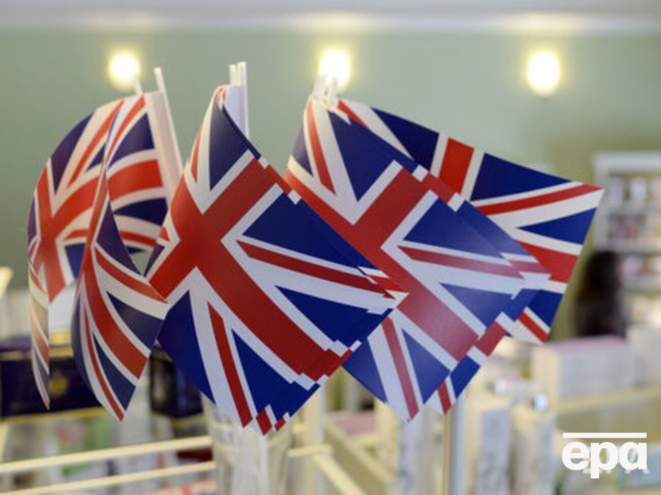 30 червня дипломати спустили прапор Великобританії біля будівлі консульства