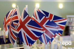 30 червня дипломати спустили прапор Великобританії біля будівлі консульства