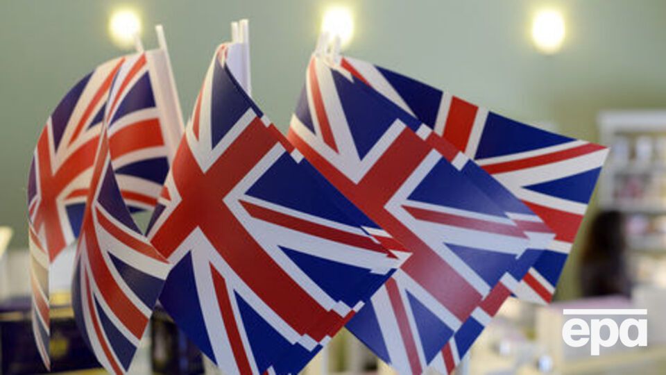 30 июня дипломаты спустили флаг Великобритании у здании консульства