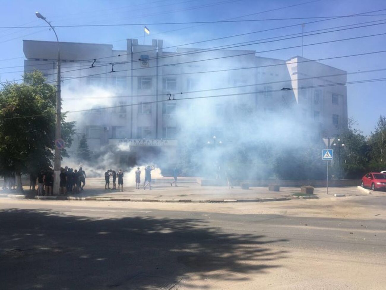 На підтримку Гандзюк активісти закидали прокуратуру в Херсоні димовими шашками. Фоторепортаж