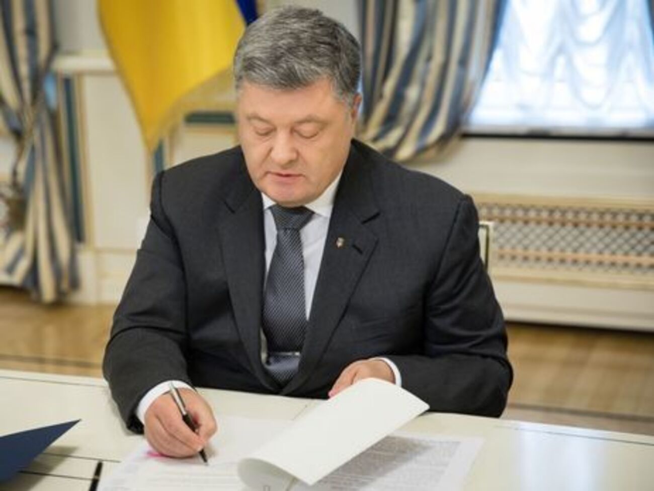 Порошенко подписал закон 1 августа