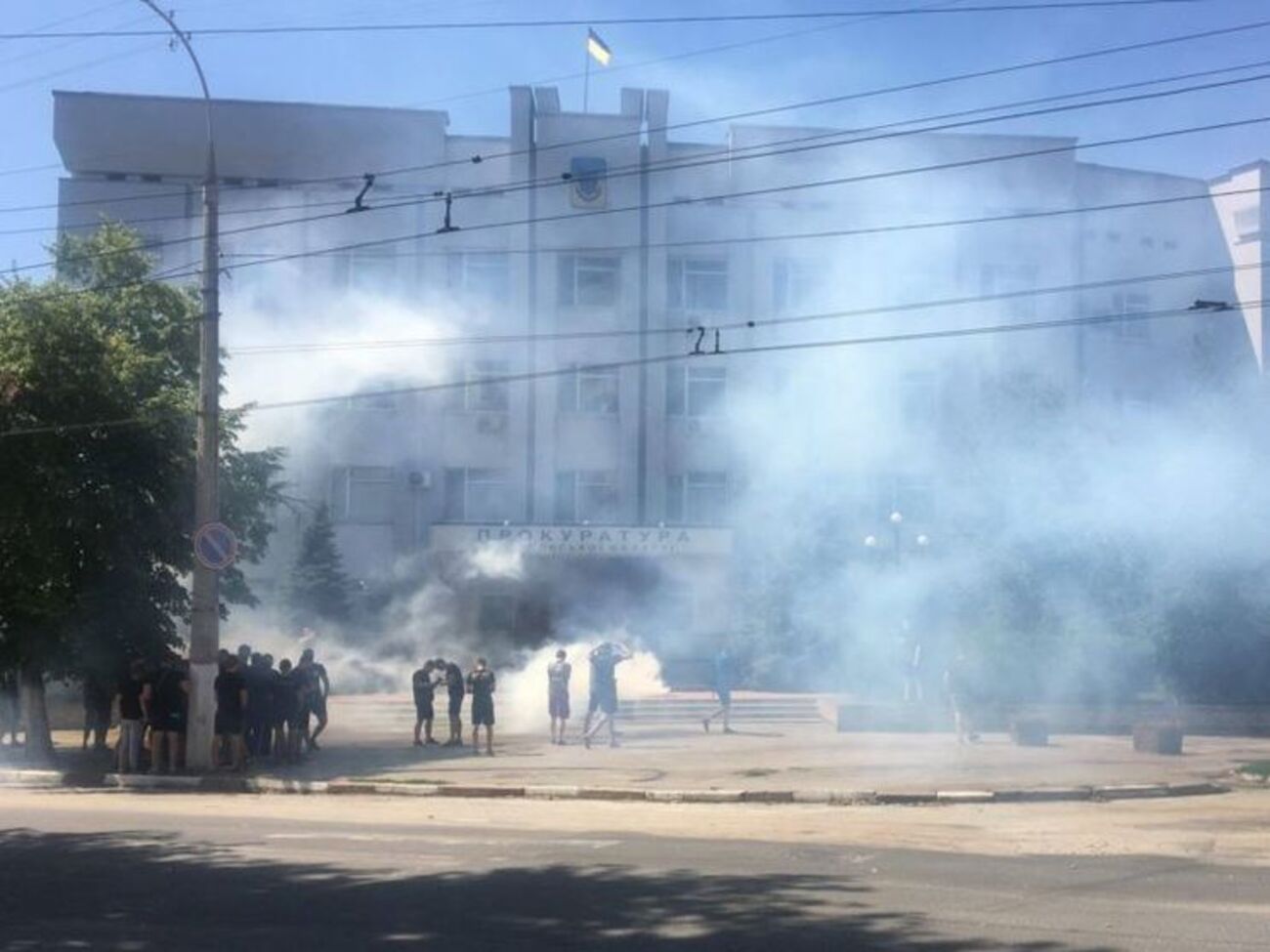 Активісти закидали прокуратуру димовими шашками