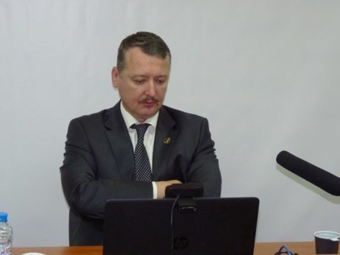 Гиркин:&nbsp;Донбасс сейчас заморожен, сдавать его Украине Москва хочет, но не может. Потому что прицепом идет Крым