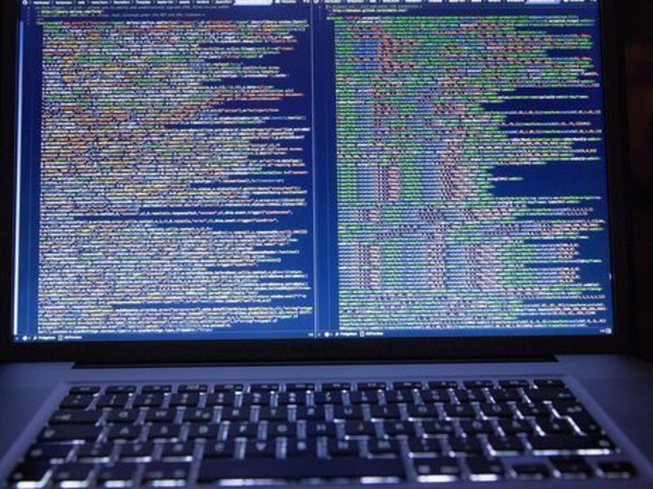 Троим украинцам предъявили обвинение по 26 пунктам, в том числе в заговоре, мошенничестве в сети, взломе компьютеров и краже личных данных, сообщили в минюсте США