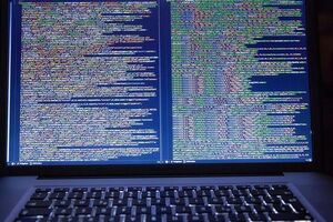 Троим украинцам предъявили обвинение по 26 пунктам, в том числе в заговоре, мошенничестве в сети, взломе компьютеров и краже личных данных, сообщили в минюсте США