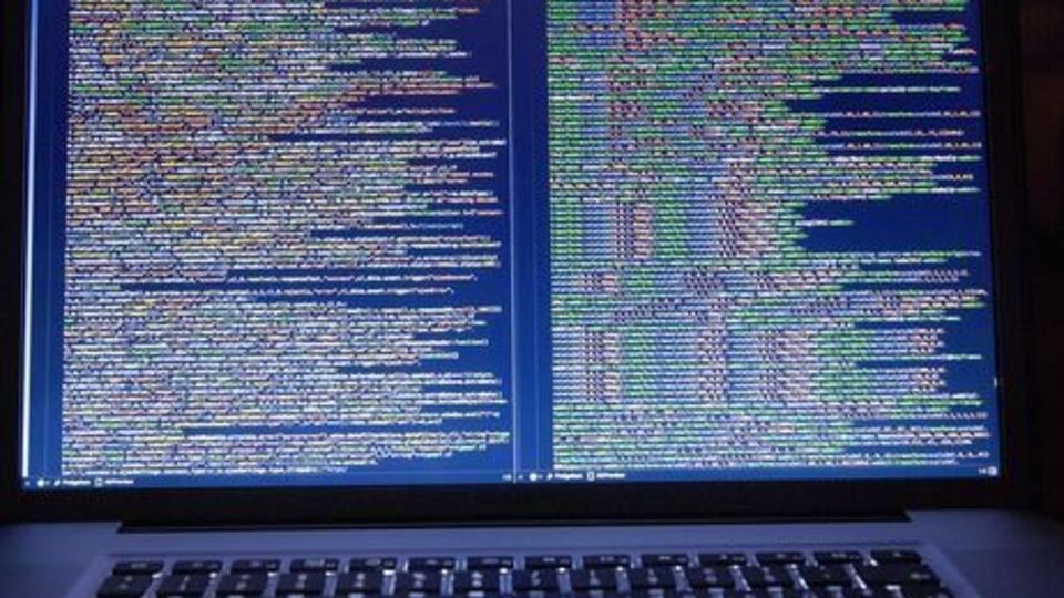 Троим украинцам предъявили обвинение по 26 пунктам, в том числе в заговоре, мошенничестве в сети, взломе компьютеров и краже личных данных, сообщили в минюсте США