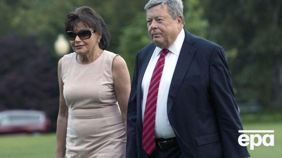 Адвокат сказав, що батьки Меланії Трамп самостійно подали заявки на набуття громадянства і жодного особливого ставлення до них не було