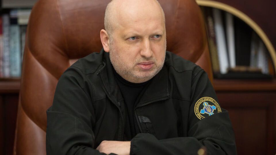 Турчинов упевнений, що зарплати військовим треба підвищити