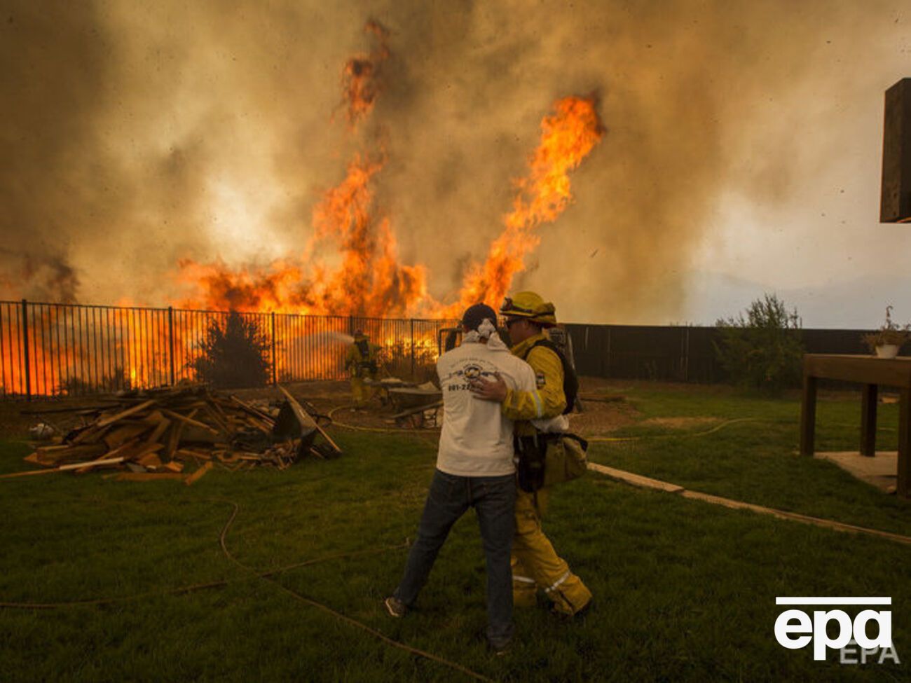Бушующий в Калифорнии лесной пожар признали крупнейшим в истории штата