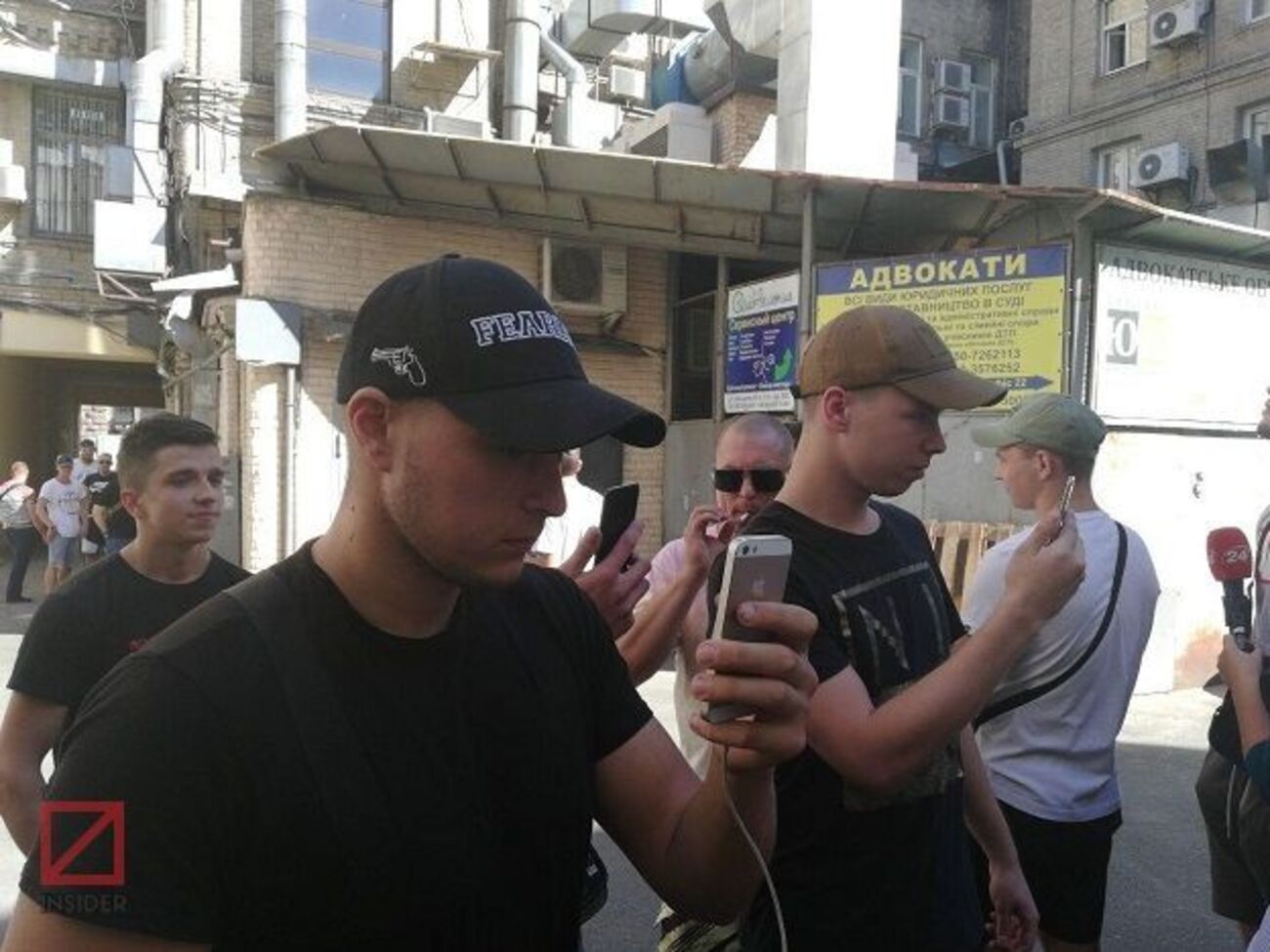 Неизвестные молодые люди отказались отвечать на вопросы журналистов