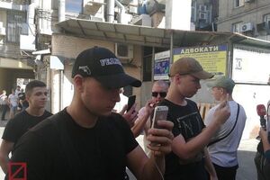 Неизвестные молодые люди отказались отвечать на вопросы журналистов