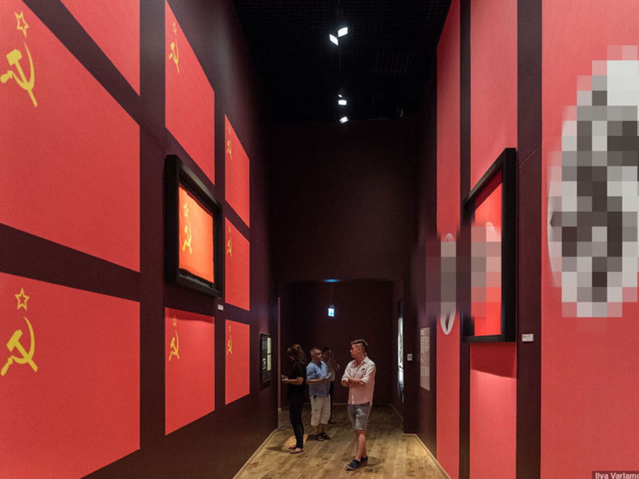 За словами Варламова, співробітникам центру "Е" не сподобалася фотографія із прапорами СРСР і гітлерівської Німеччини