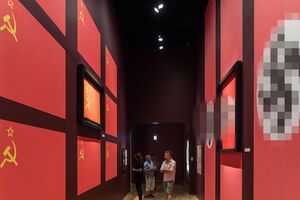 За словами Варламова, співробітникам центру "Е" не сподобалася фотографія із прапорами СРСР і гітлерівської Німеччини