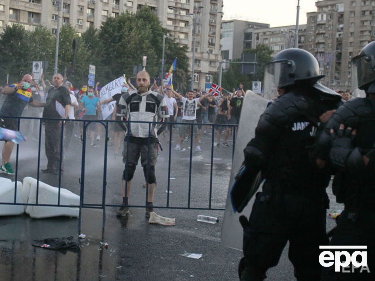 В Бухаресте продолжаются стычки демонстрантов с жандармами
