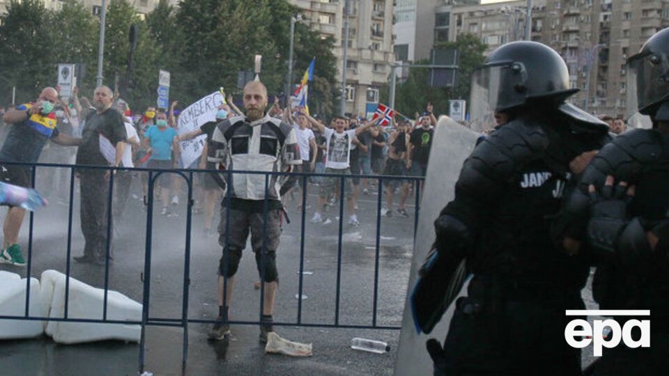 В Бухаресте продолжаются стычки демонстрантов с жандармами