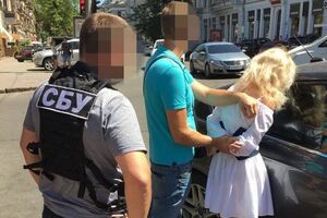 Чиновницю затримали на хабарі в розмірі $3 тис.