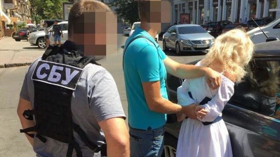 Чиновницю затримали на хабарі в розмірі $3 тис.
