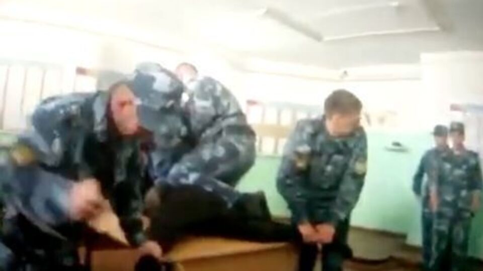 19 липня "Новая газета" опублікувала запис, на якому як мінімум 18 співробітників ФСВП РФ 29 червня 2017 року б'ють в'язня