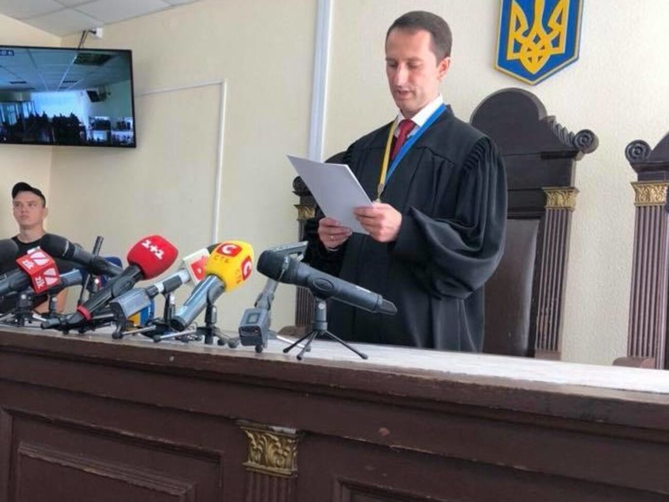 10 серпня 2018 року Антонов закрив справу проти Кернеса "у зв'язку з відмовою сторони обвинувачення підтримувати обвинувачення у справі"