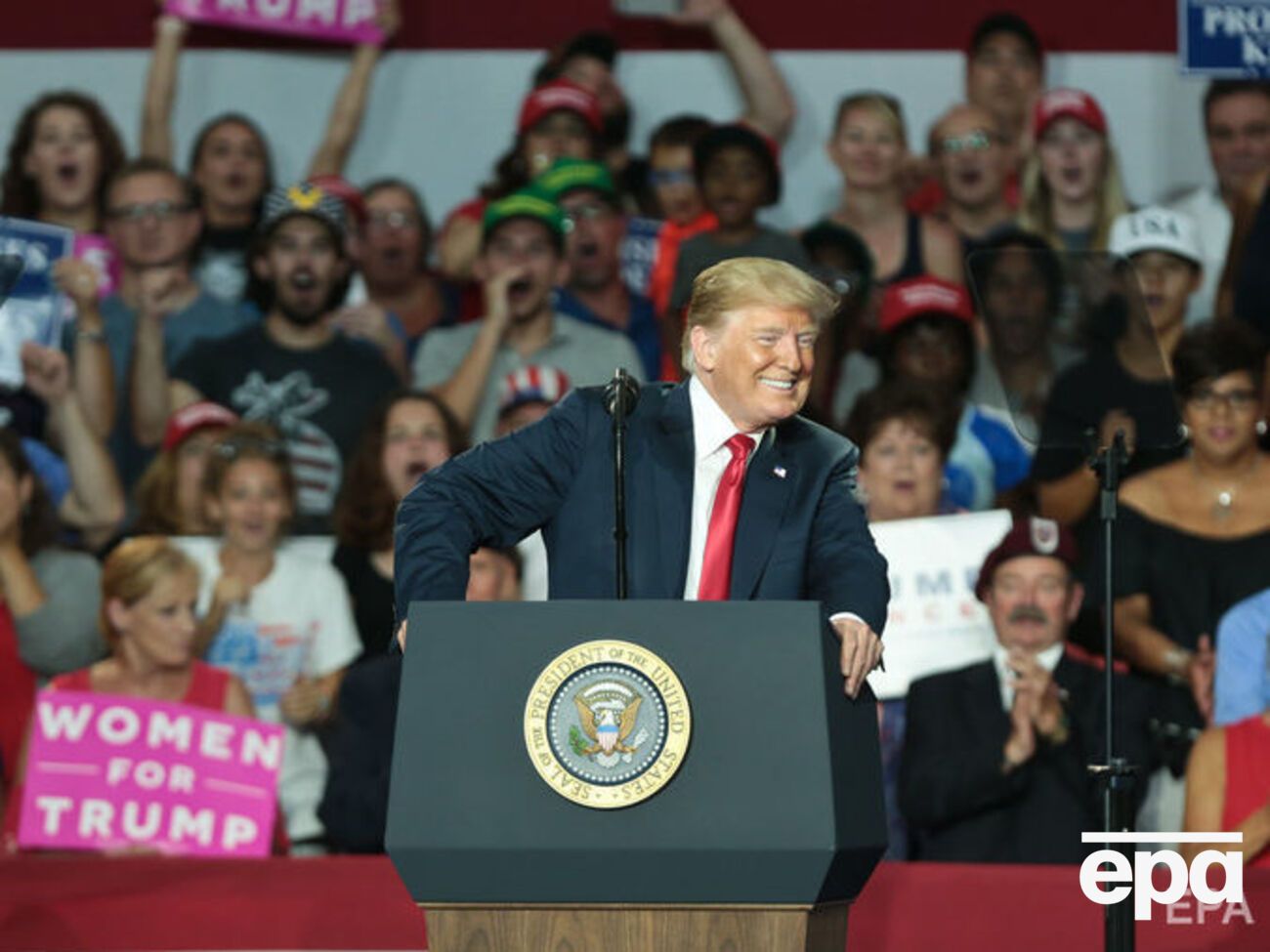 Бывшая директор по&nbsp;коммуникациям Белого дома утверждает, что Трамп&nbsp;жевал и&nbsp;проглатывал бумагу